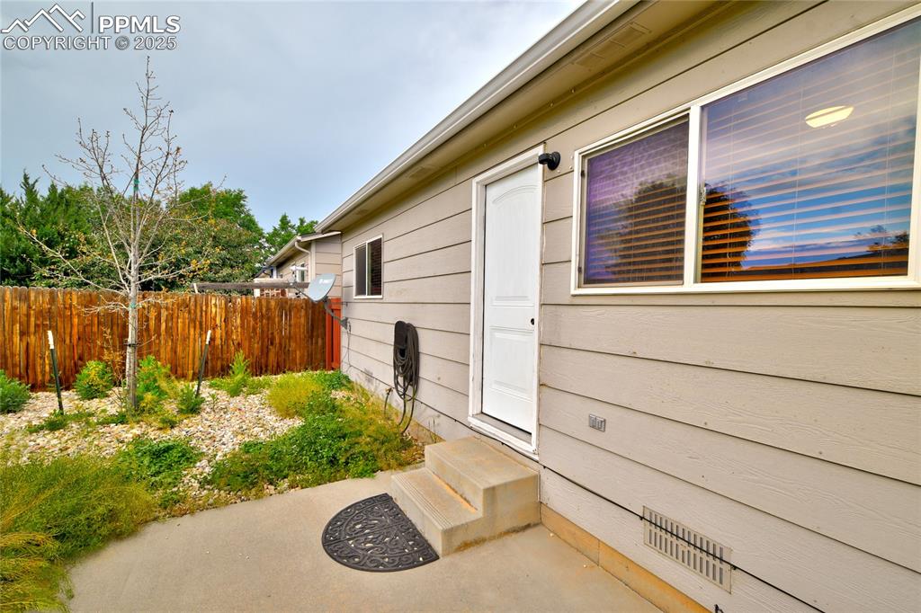 Image 19 of 20: Entry