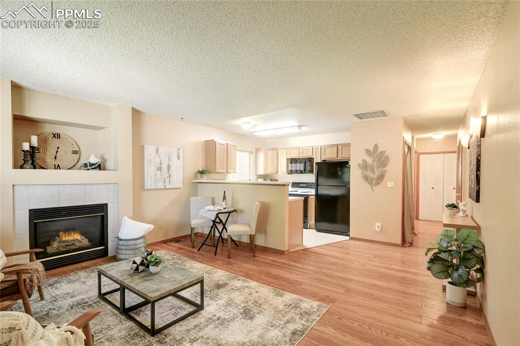 Image 2 of 20: Living Room