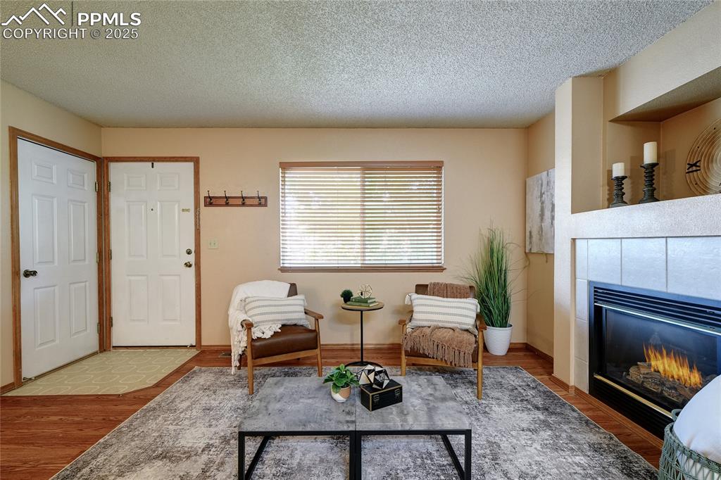 Image 4 of 20: Sitting Room