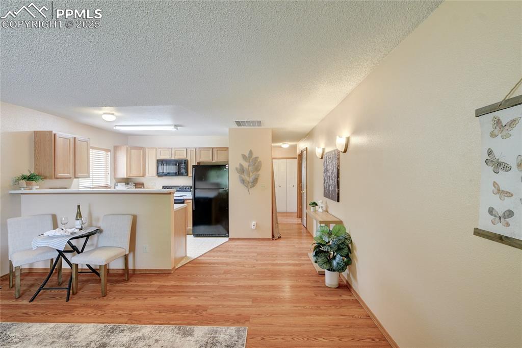Image 5 of 20: Kitchen