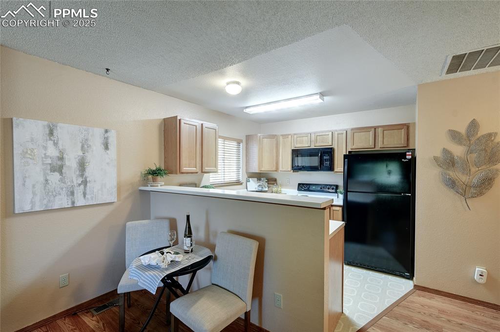 Image 7 of 20: Kitchen
