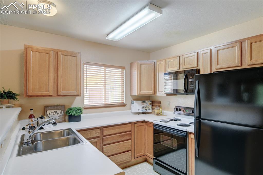 Image 8 of 20: Kitchen