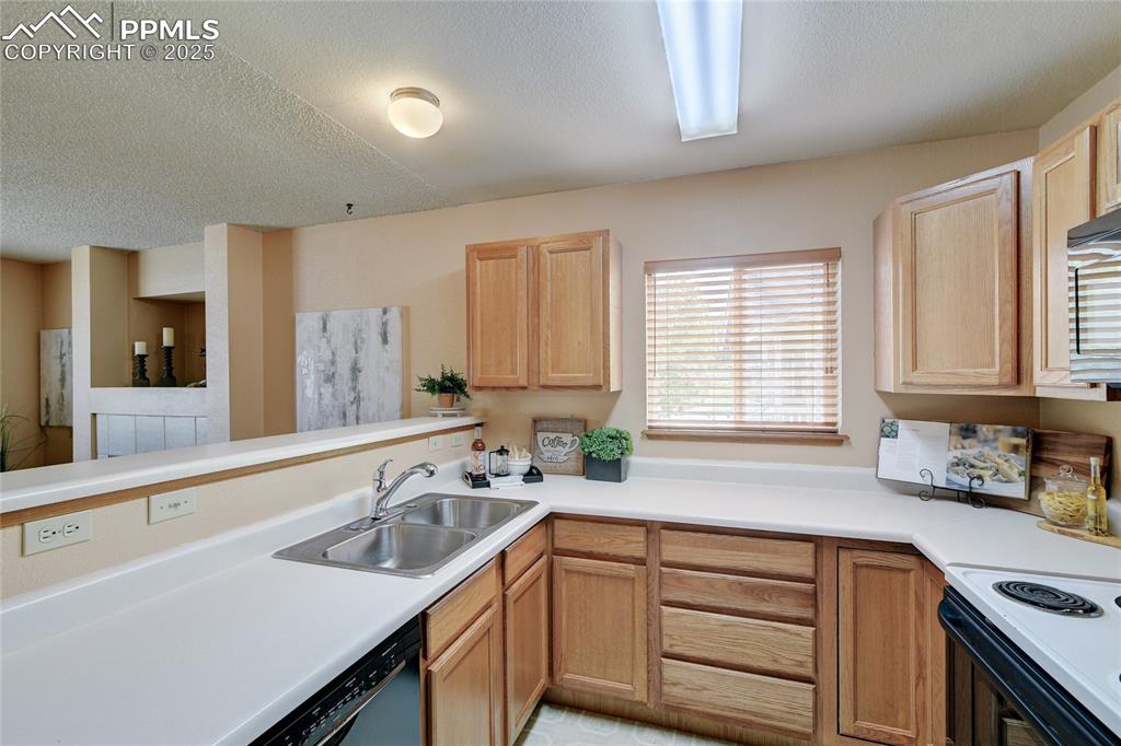 Image 9 of 20: Kitchen