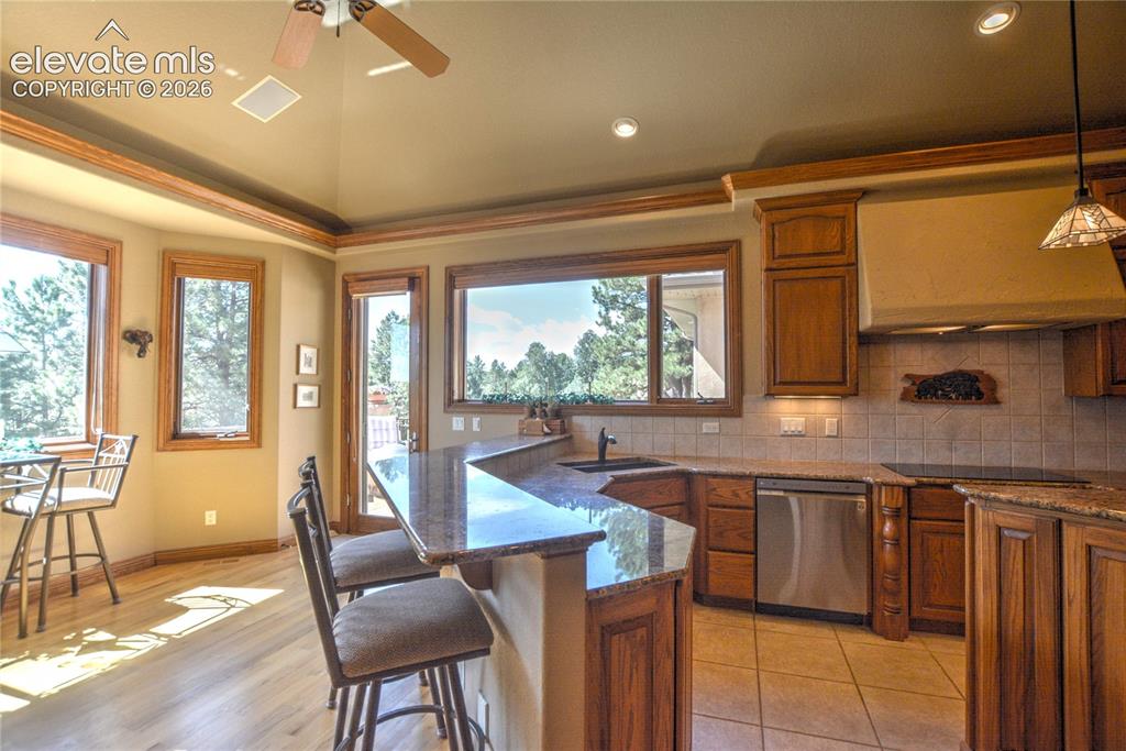 Image 13 of 49: Kitchen