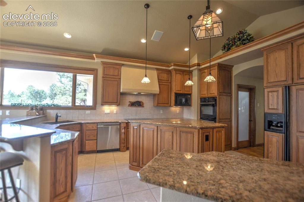 Image 14 of 49: Kitchen