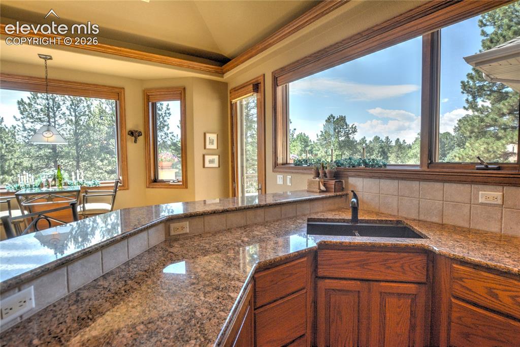 Image 15 of 49: Kitchen