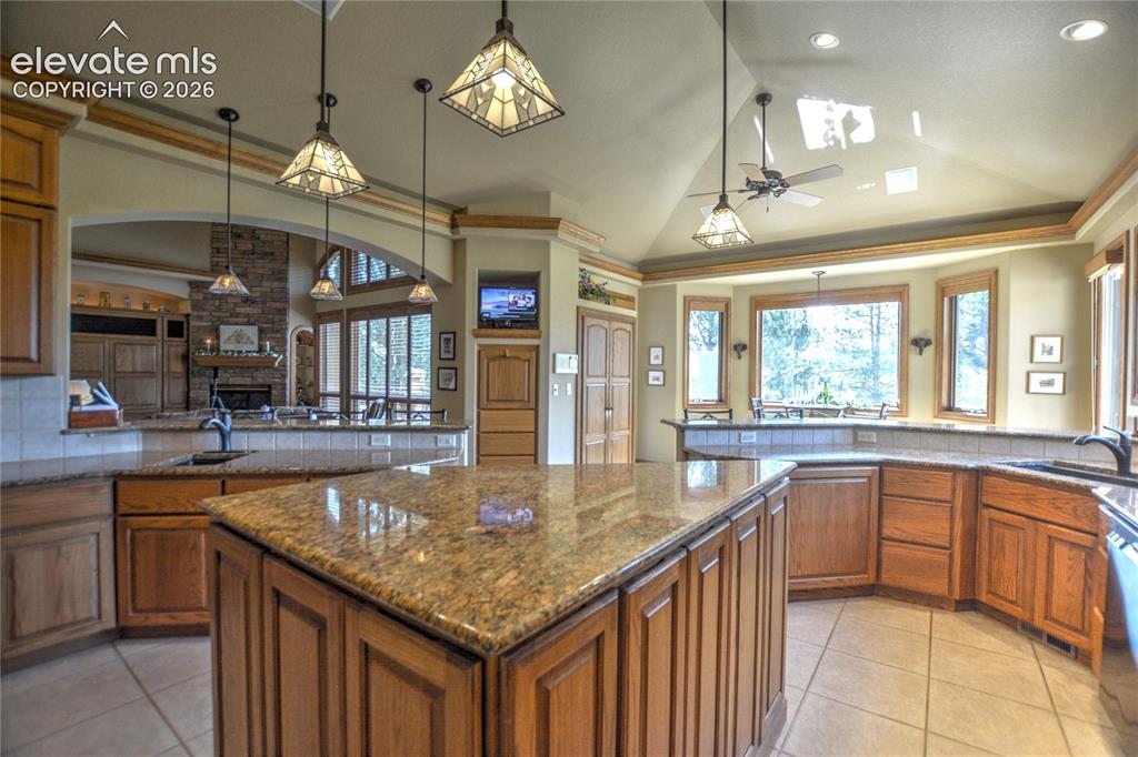 Image 16 of 49: Kitchen