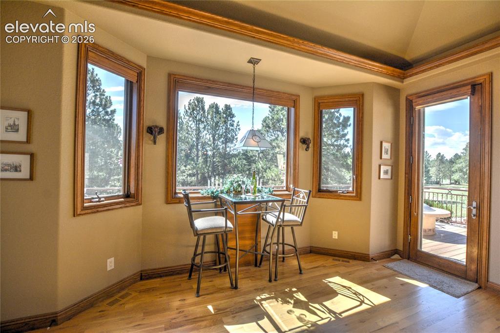 Image 17 of 49: Dining Area