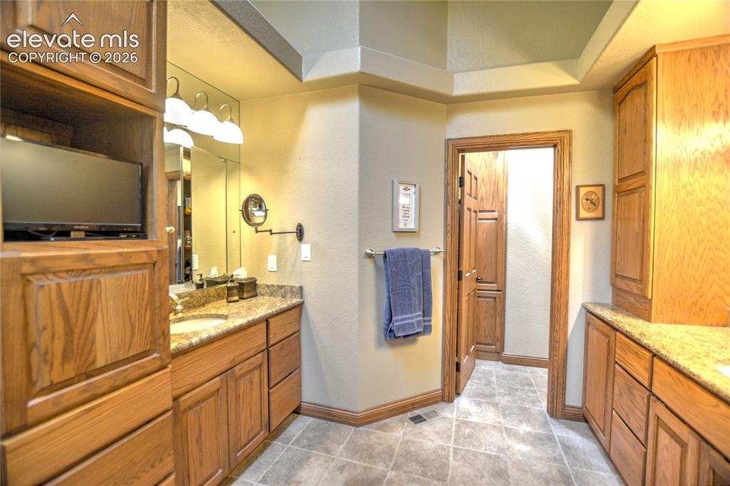 Image 24 of 49: Bathroom