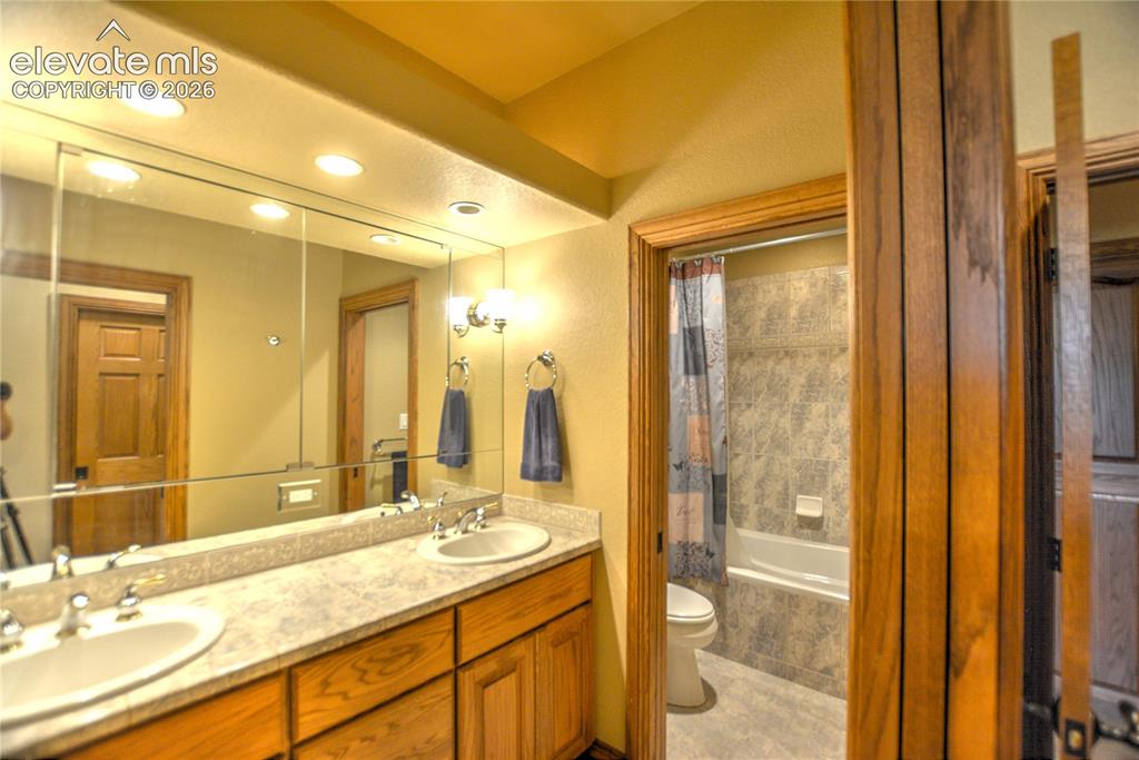 Image 38 of 49: Bathroom