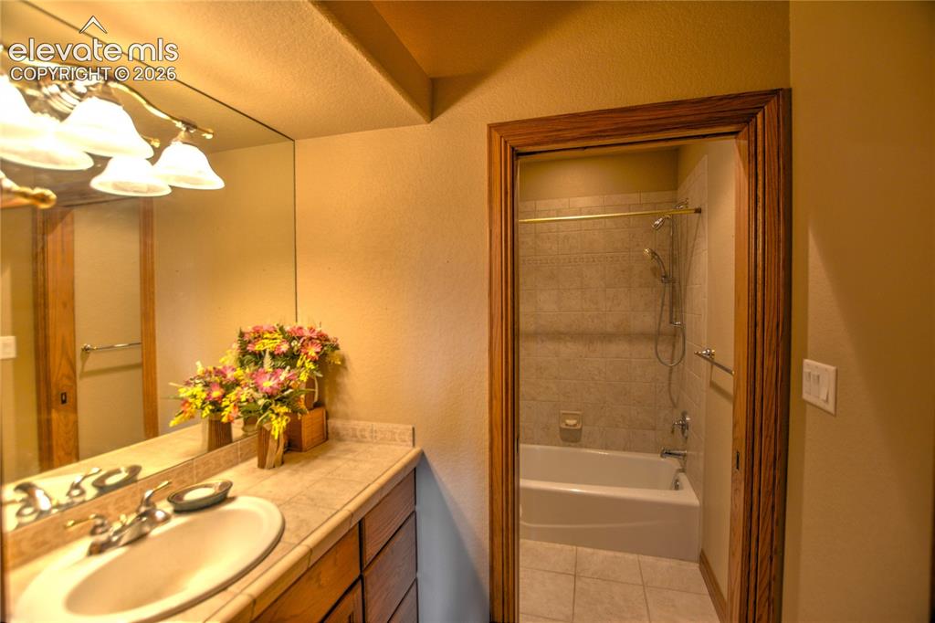 Image 40 of 49: Bathroom