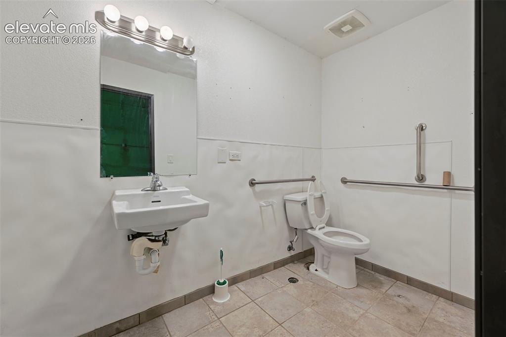 Image 11 of 29: Bathroom
