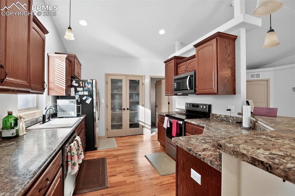 Image 10 of 34: Kitchen