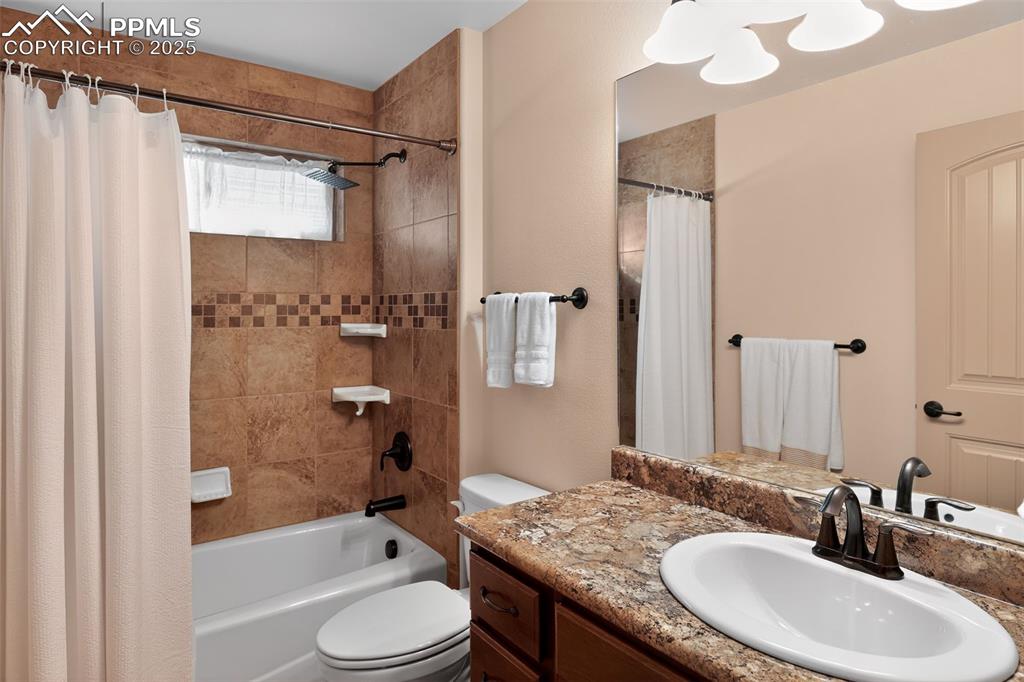 Image 21 of 34: Bathroom