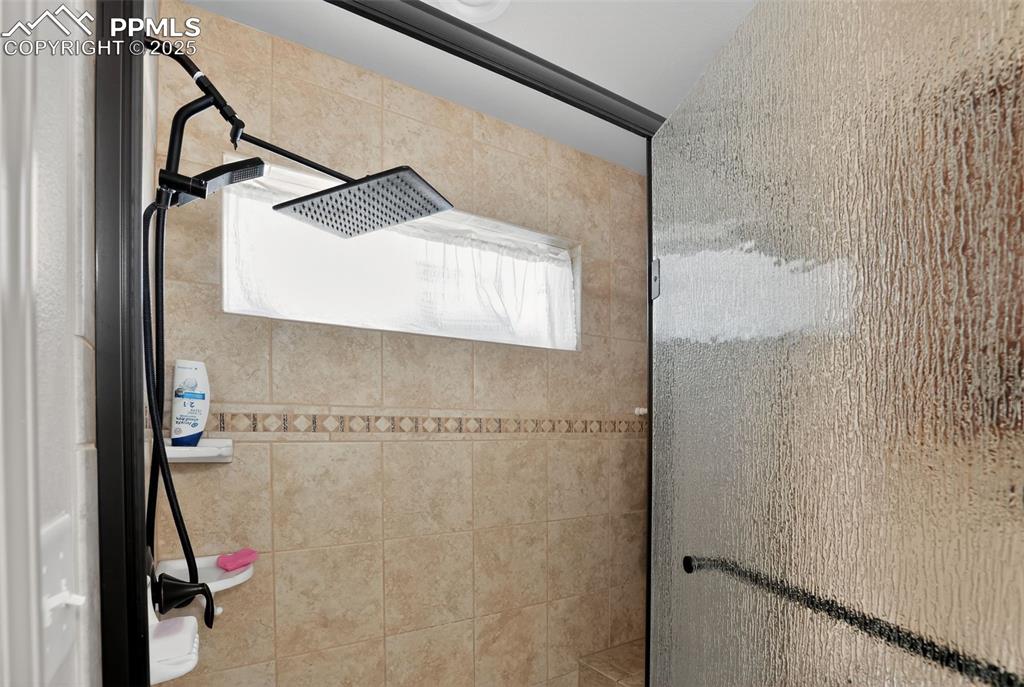 Image 22 of 34: Bathroom