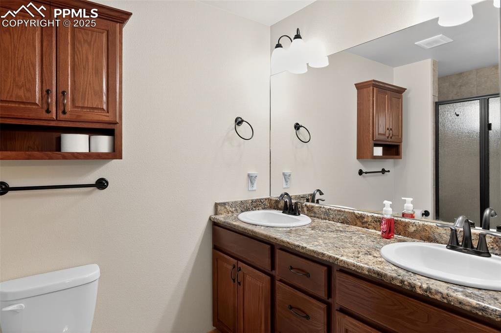 Image 23 of 34: Bathroom