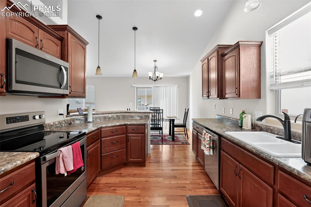 Image 7 of 34: Kitchen