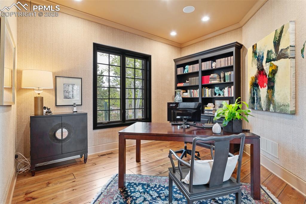 Image 11 of 50: Office