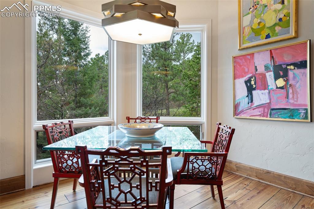 Image 13 of 50: Dining Area