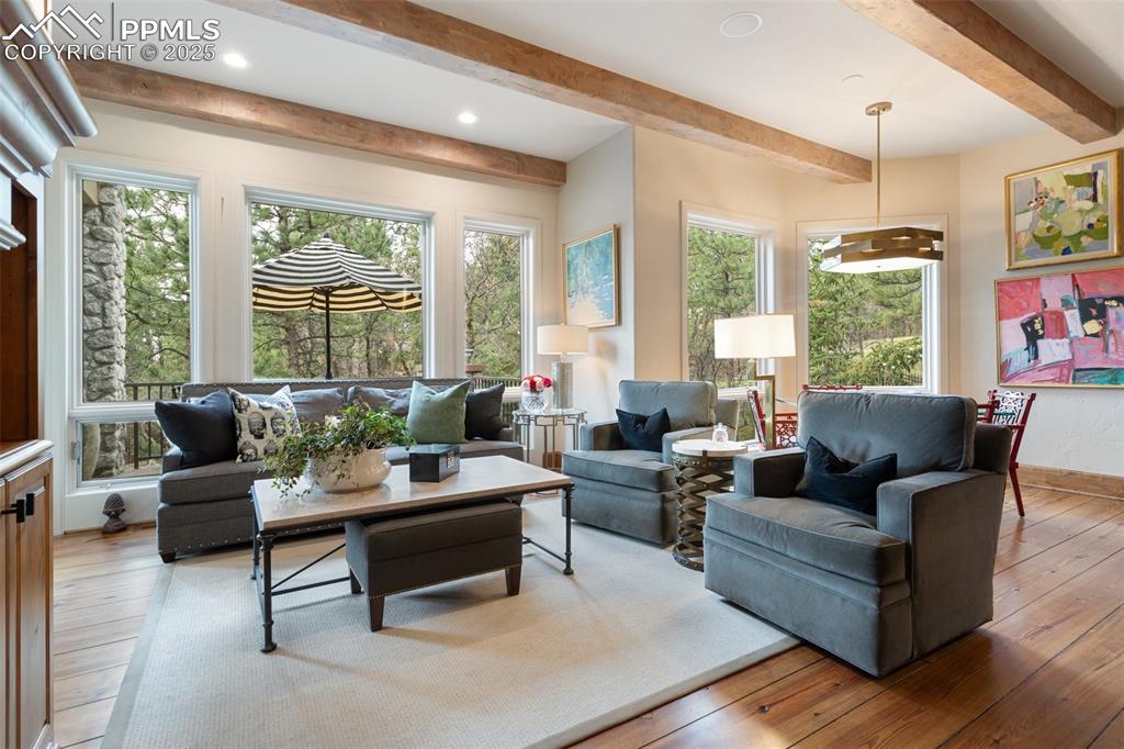 Image 14 of 50: Sitting Room