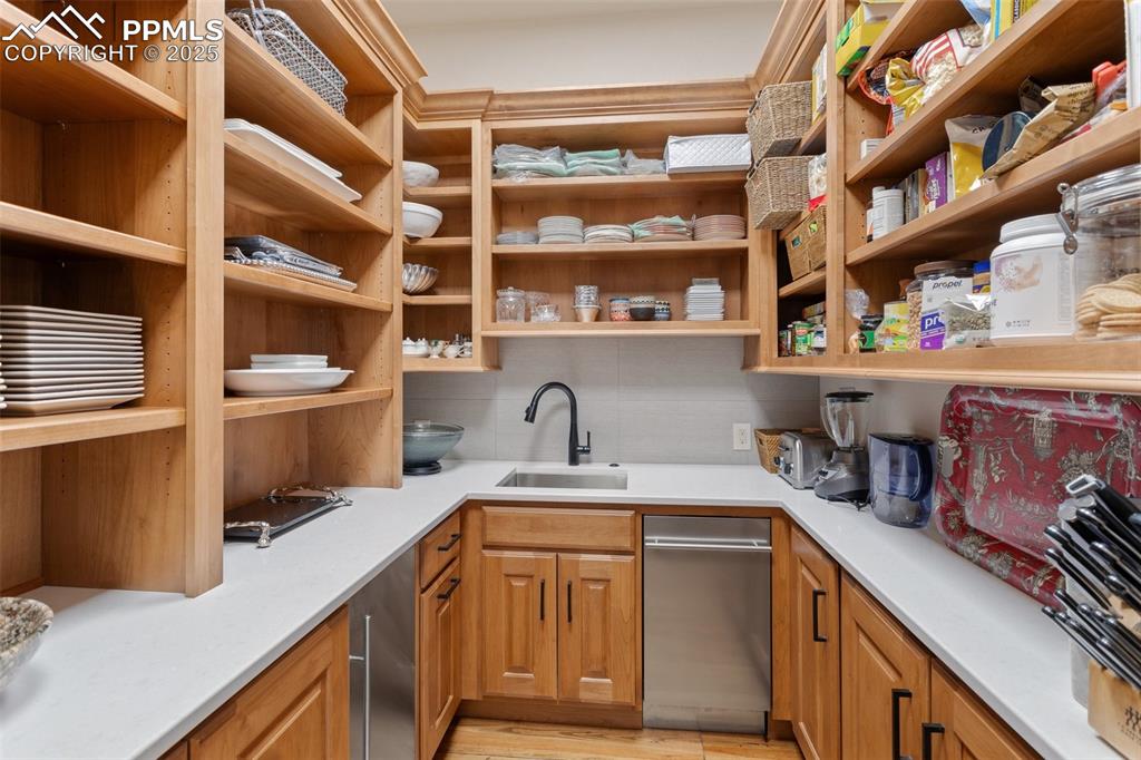 Image 16 of 50: Pantry