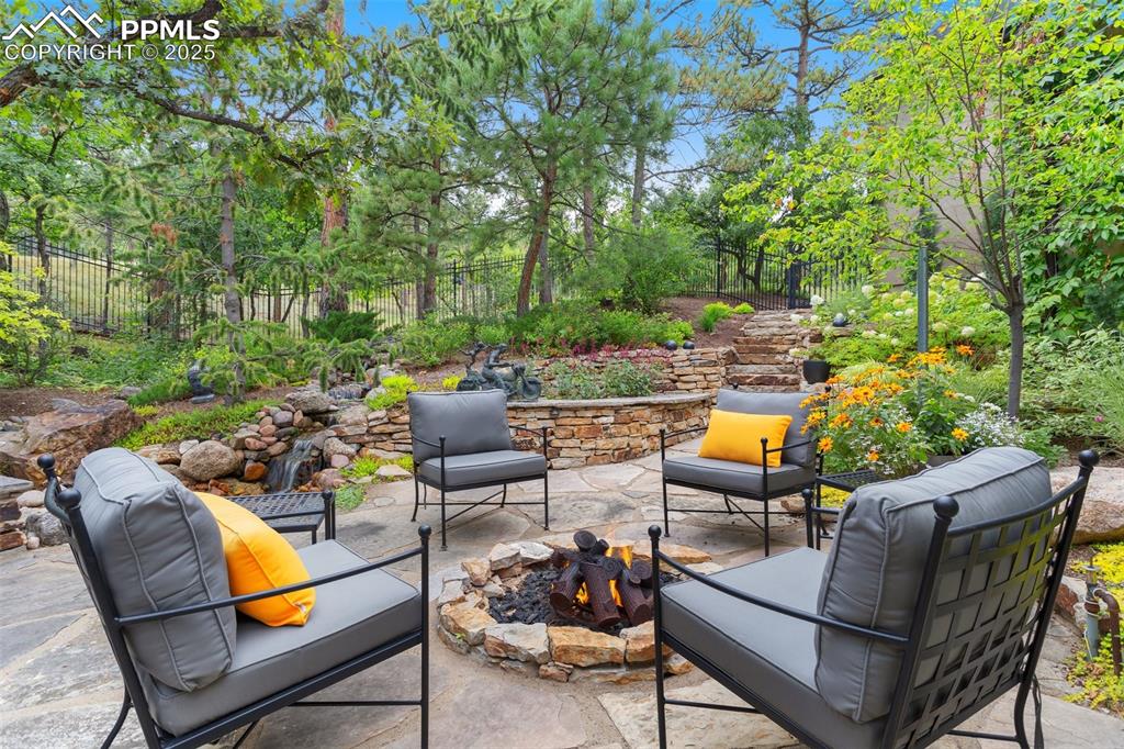 Image 5 of 50: Outdoor Entertaining Space