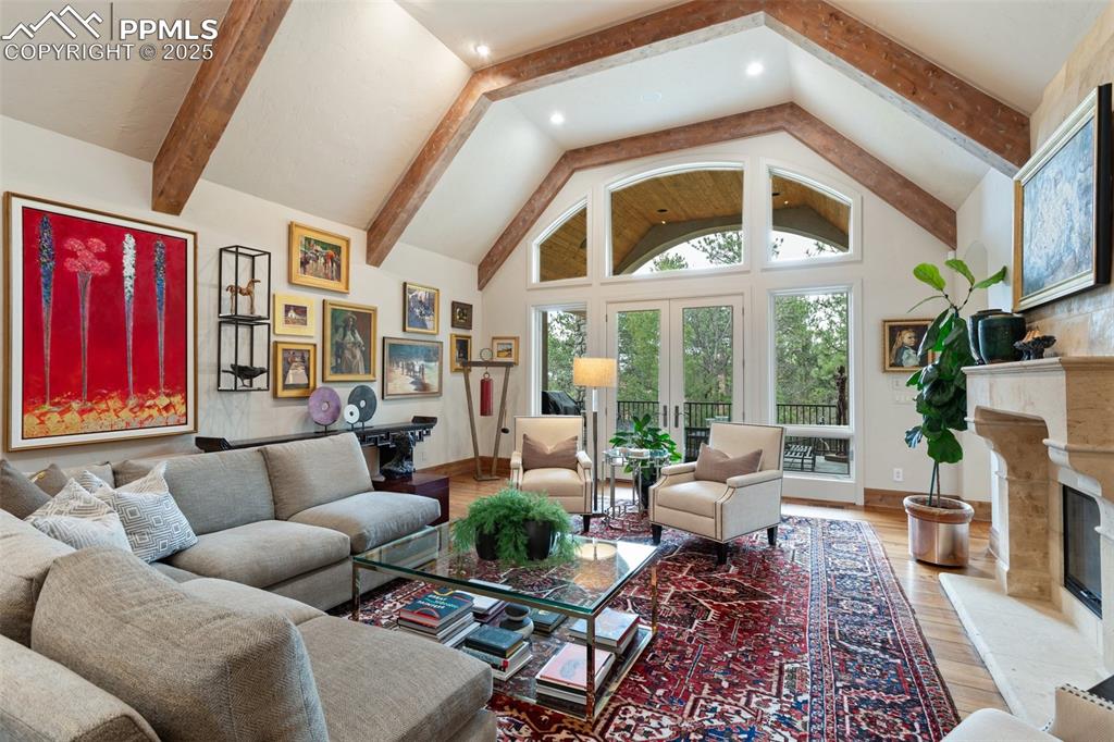 Image 8 of 50: Living Room