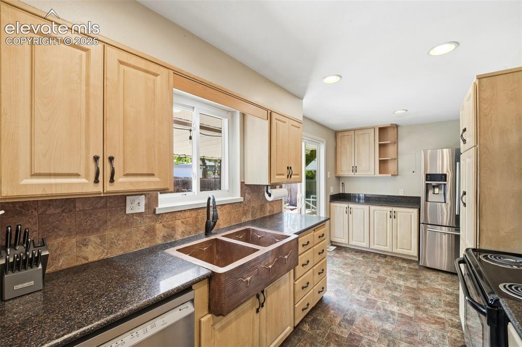 Image 13 of 49: Kitchen