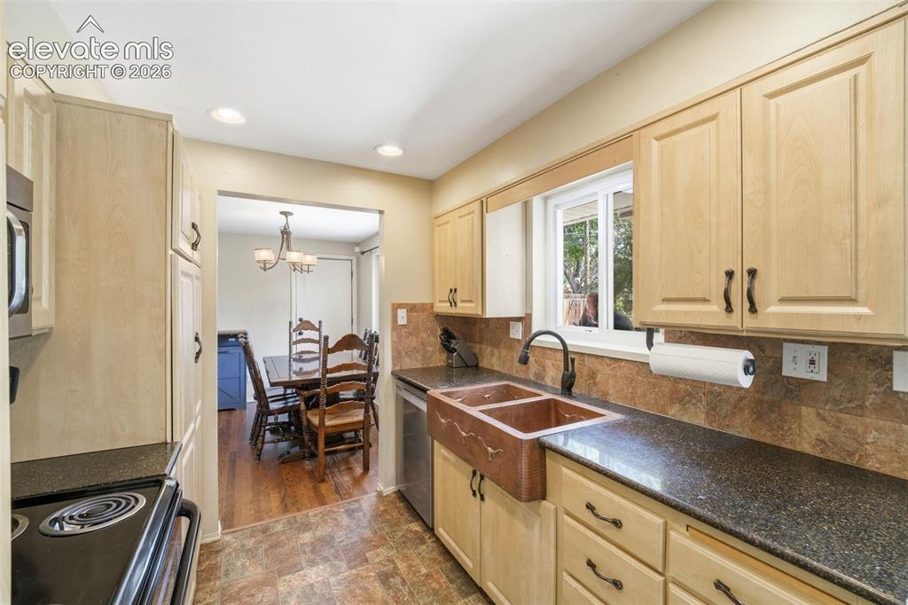 Image 14 of 49: Kitchen