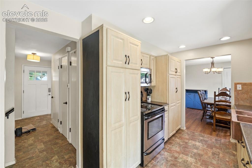 Image 15 of 49: Kitchen