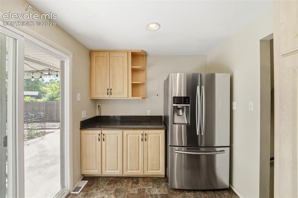 Image 16 of 49: Granite Counters
