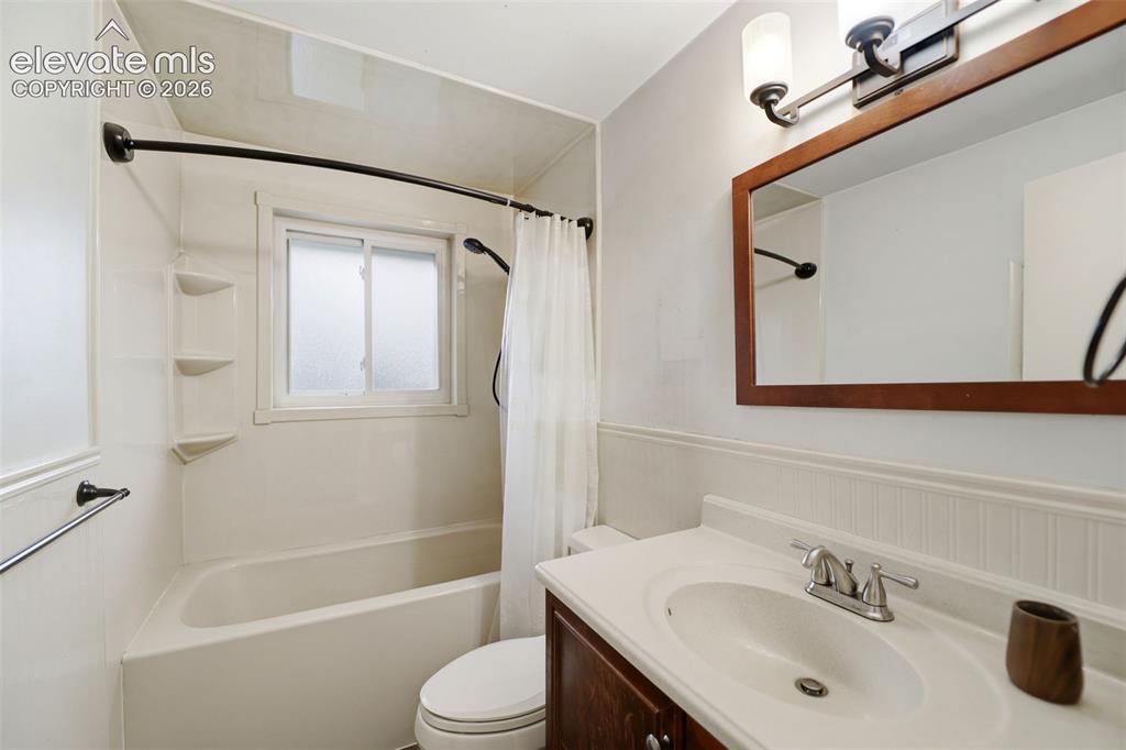 Image 17 of 49: Bathroom