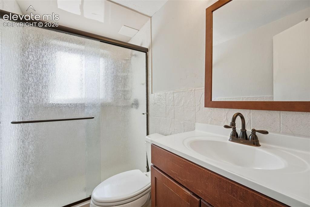Image 18 of 49: Bathroom
