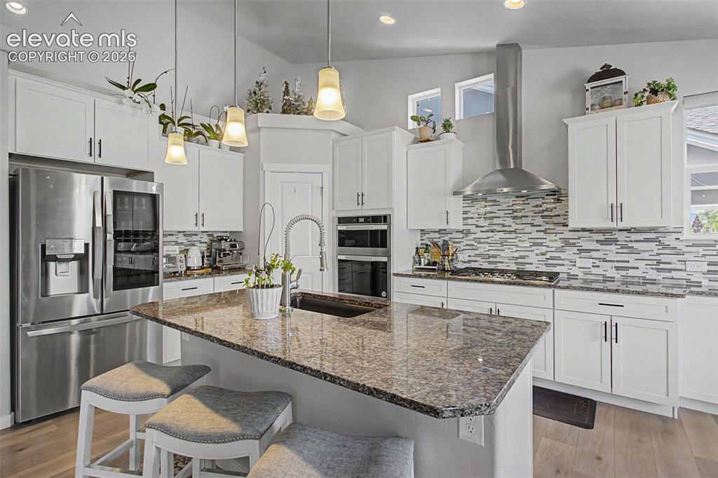 Image 13 of 25: Kitchen