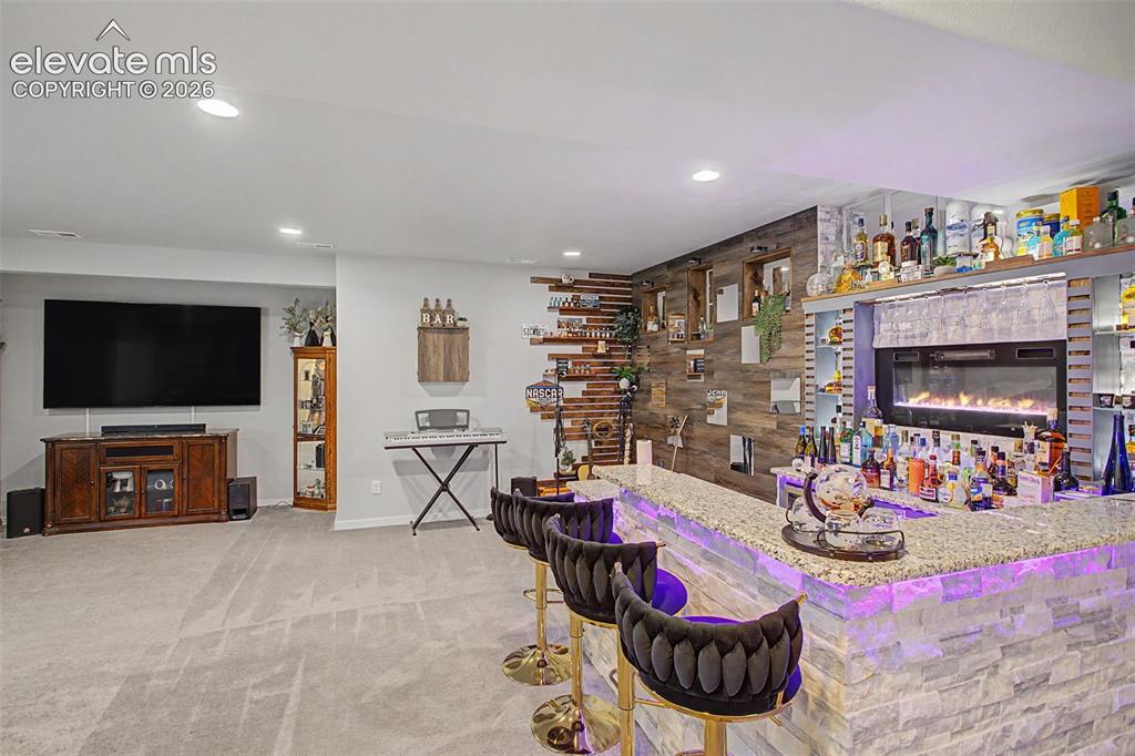 Image 17 of 25: Bar