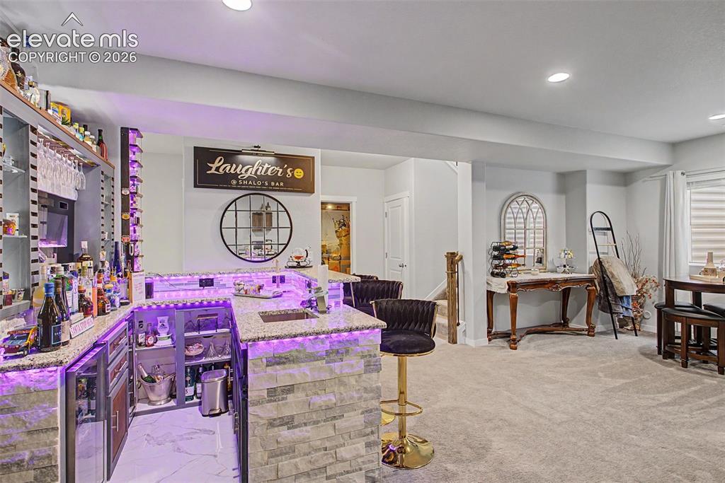 Image 19 of 25: Bar
