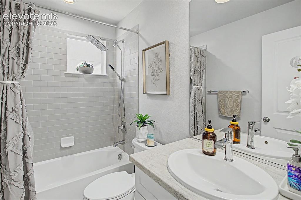Image 7 of 25: Bathroom