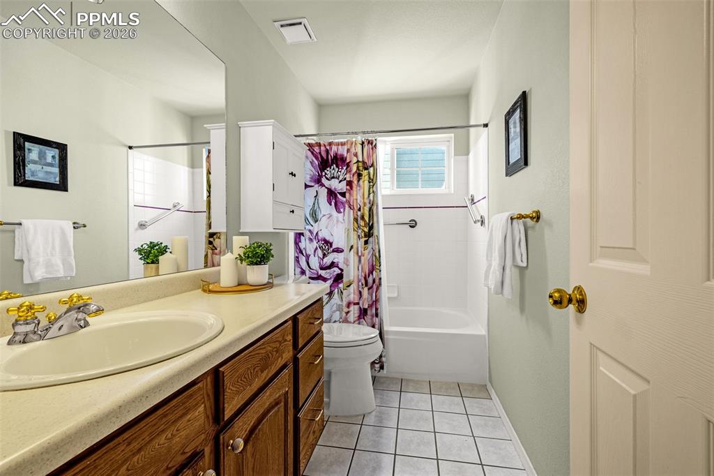 Image 20 of 43: Bathroom