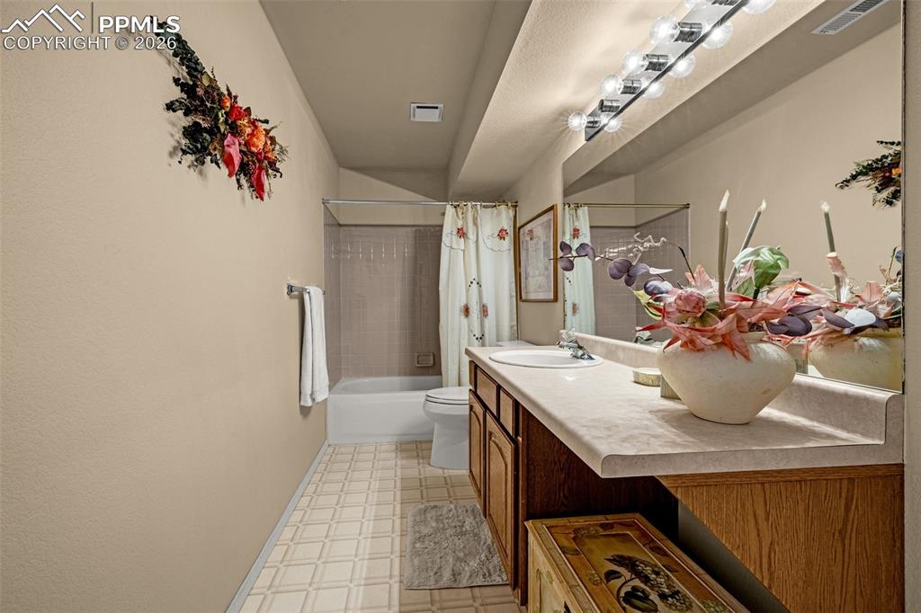 Image 33 of 43: Bathroom