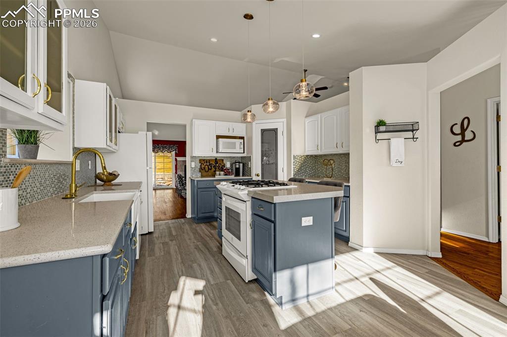 Image 9 of 43: Kitchen