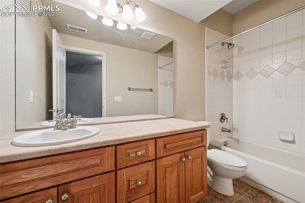 Image 29 of 33: Bathroom