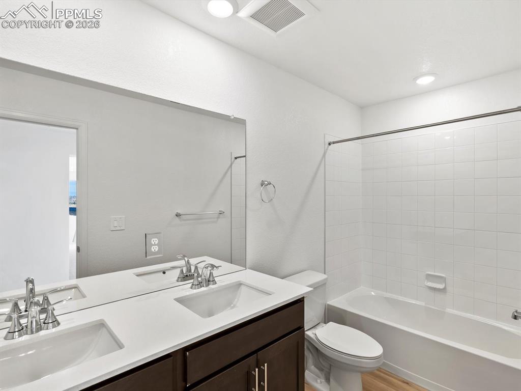 Image 23 of 29: Bathroom