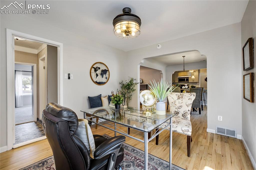 Image 15 of 36: Dining Area