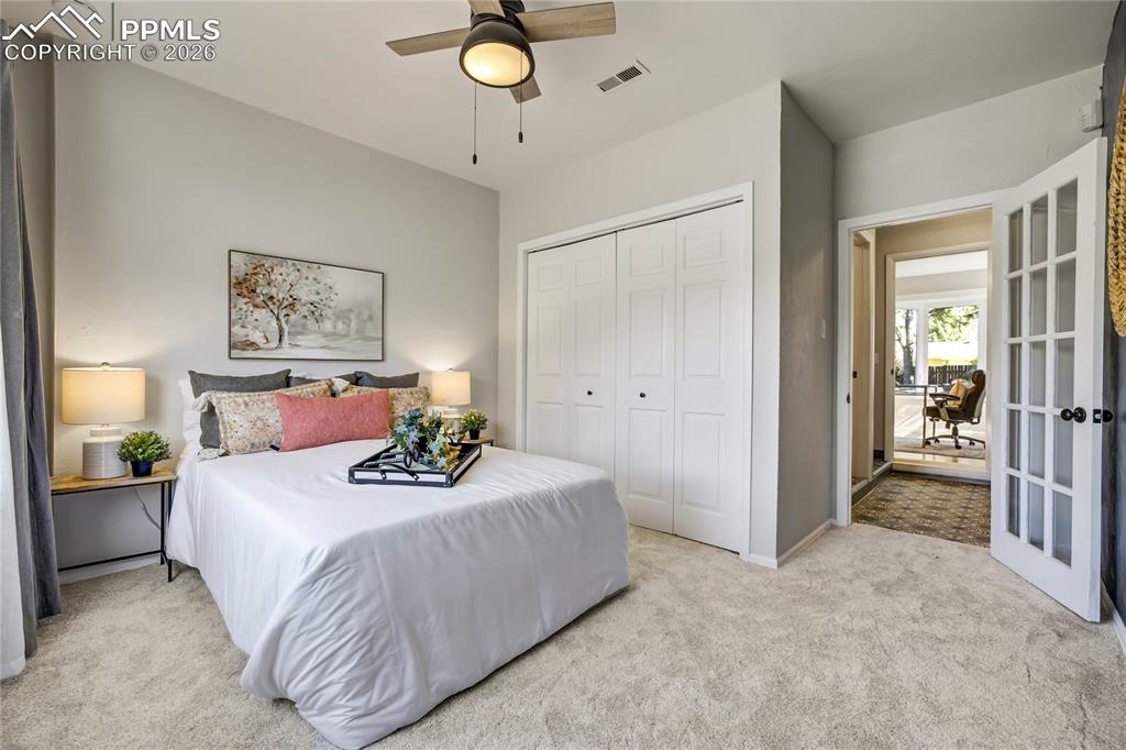 Image 17 of 36: Bedroom