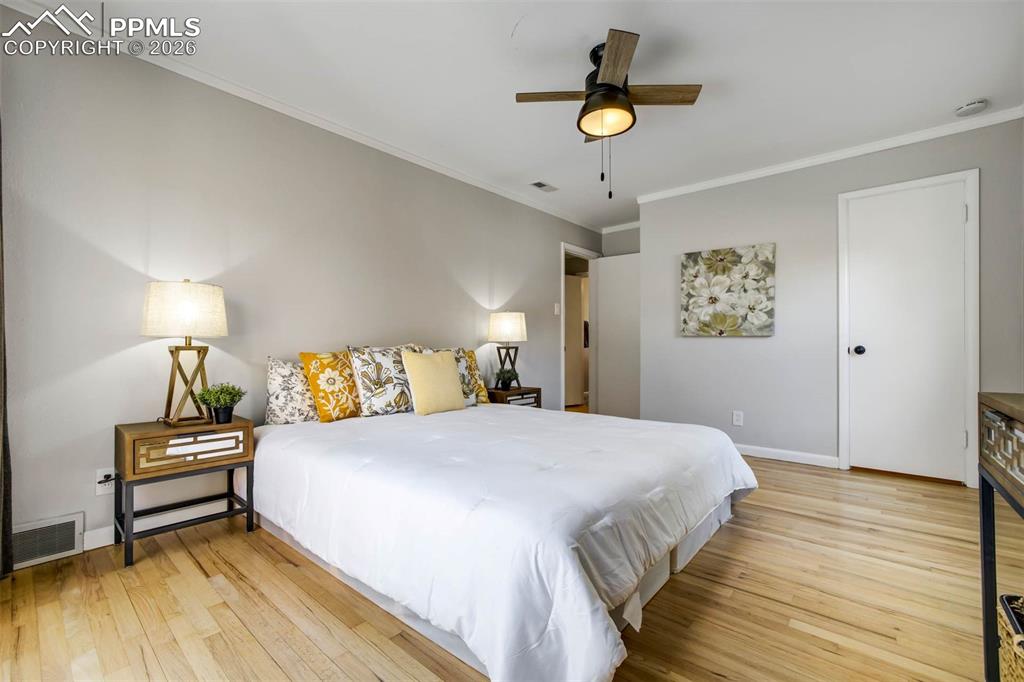 Image 21 of 36: Bedroom