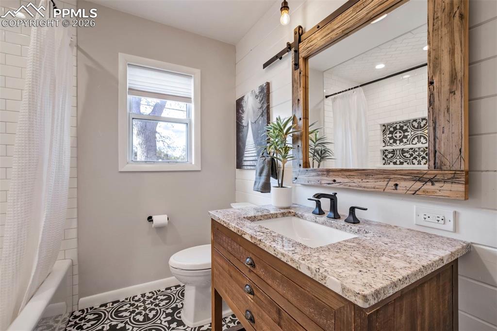 Image 23 of 36: Bathroom