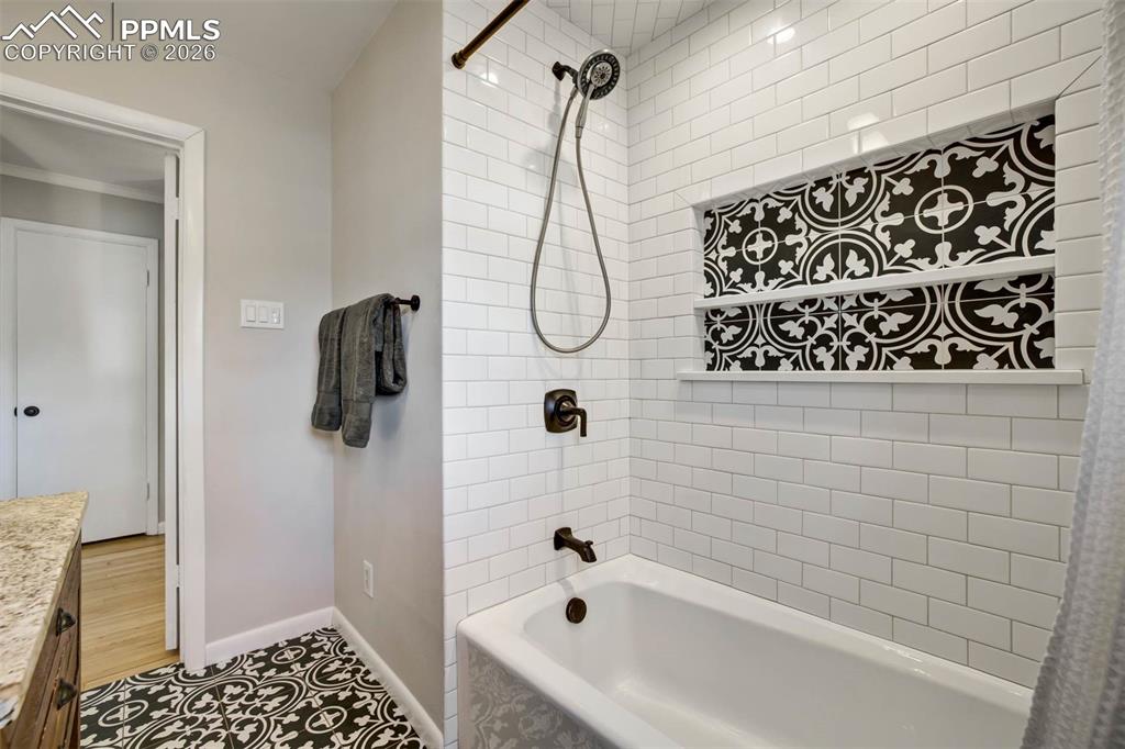 Image 24 of 36: Bathroom