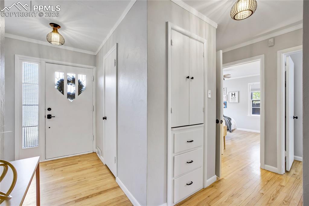 Image 27 of 36: Entry