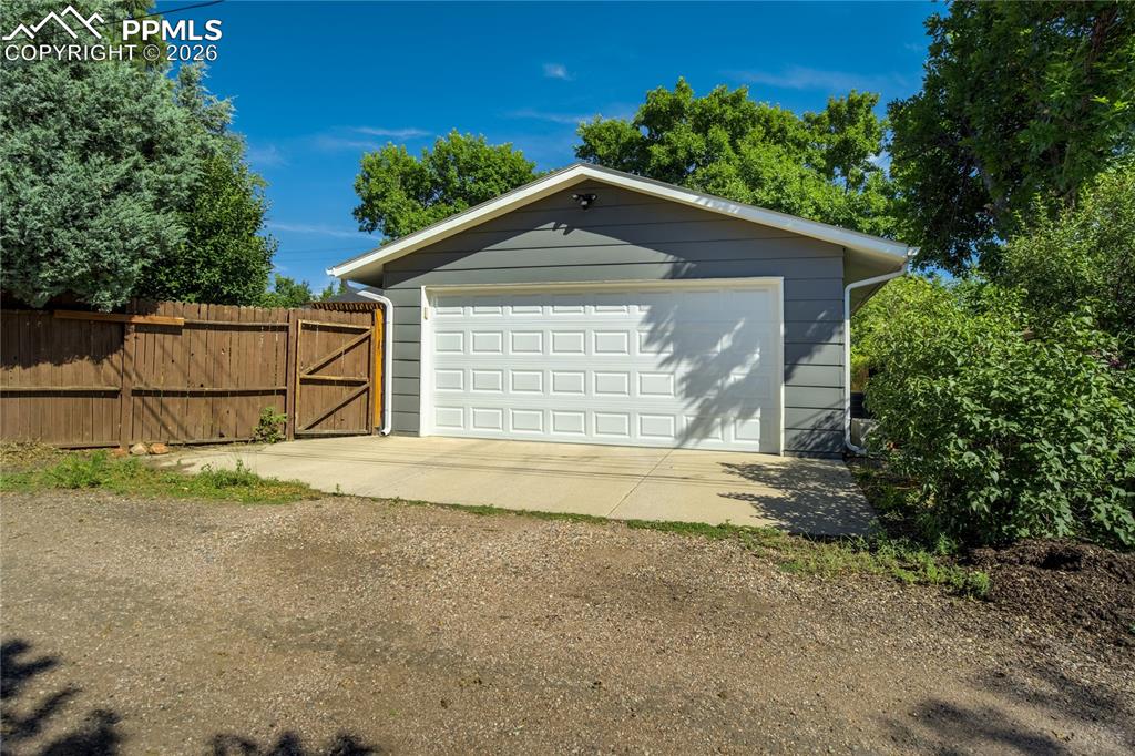 Image 33 of 36: Garage