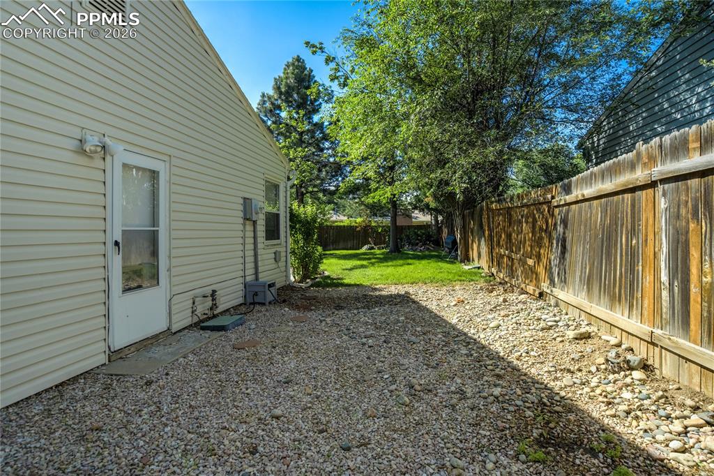 Image 34 of 36: Yard